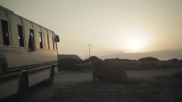 Ônibus Vintage em uma estrada do campo — Vídeo de Stock