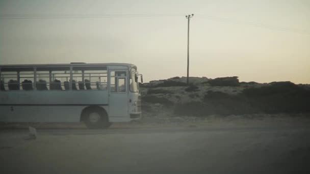 Винтажный белый автобус на сельской дороге — стоковое видео