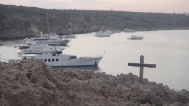 Croce cristiana su una roccia sopra il mare — Video Stock