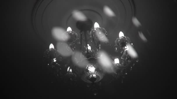 Hermosa lámpara de araña de cristal en una habitación — Vídeos de Stock
