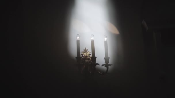 Candelabro en una habitación oscura — Vídeo de stock