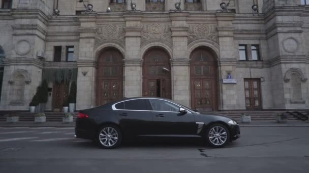 Coche de viaje lejos del edificio — Vídeos de Stock