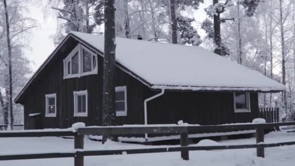 Landhuis In de Koude Winter sneeuw — Stockvideo