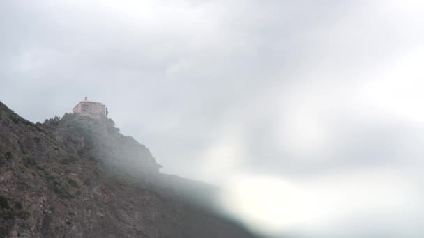 基督教教会在悬崖上 — 图库视频影像