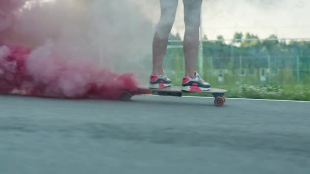 Jeune skateboarder jambes équitation sur skateboard — Video