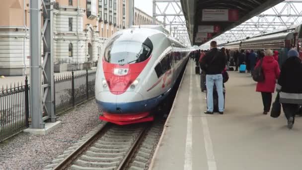 Aeroexpress treno Sapsan e passeggeri — Video Stock