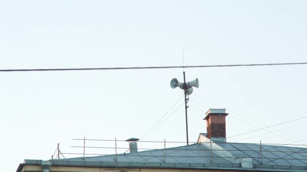 Vintage luidspreker op het dak — Stockvideo