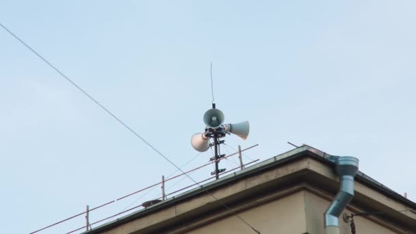 Alto-falante no telhado — Vídeo de Stock