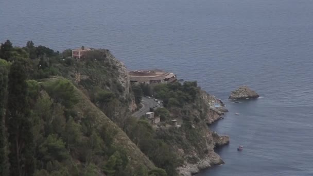 Camino entre montañas y mar — Vídeo de stock