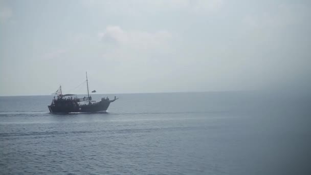 Toeristische plezier jacht, gestileerde piratenschip — Stockvideo