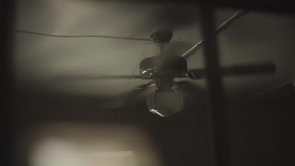 Ventilador de teto retro no teto — Vídeo de Stock