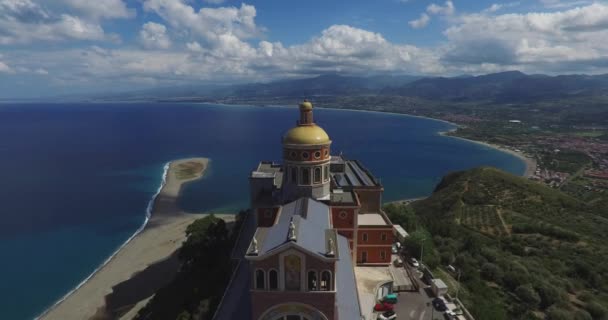 古色古香的教会与背景上湾 — 图库视频影像