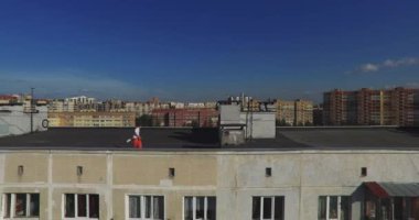 Genç izleyici atlet çalıştırmak çatı yapı üzerinde