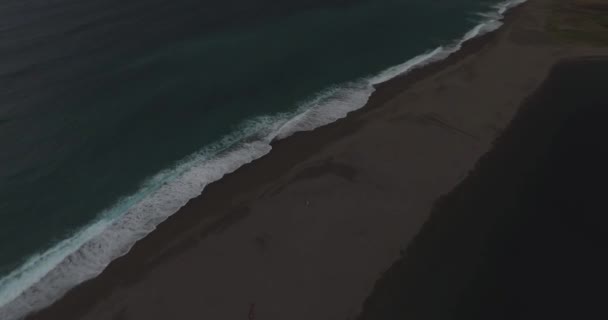 Písečná pláž s neznámý pár — Stock video
