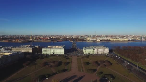 Historiska byggnader i St-Petersburg på morgonen — Stockvideo