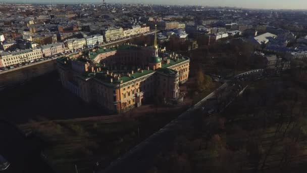 Historická budova hotelu z ptačí perspektivy — Stock video