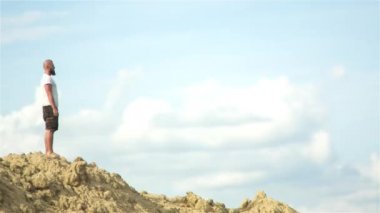 Sakallı adam Flls bir tepenin üzerinden