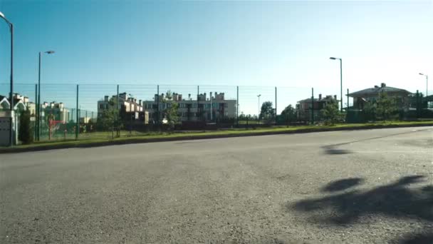 Дівчина-підліток в сонцезахисних окулярах їзда скейт — стокове відео
