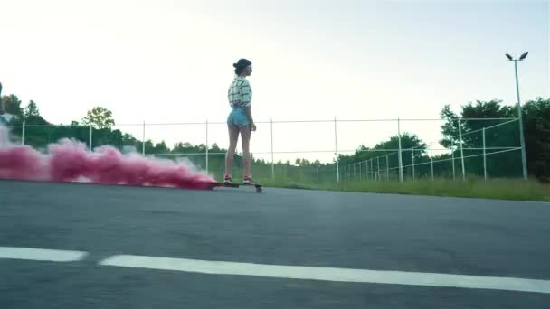 Девушка со скейтбордом — стоковое видео