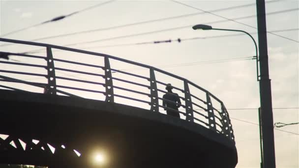 Αγόρι κινείται σε Segway στη γέφυρα — Αρχείο Βίντεο