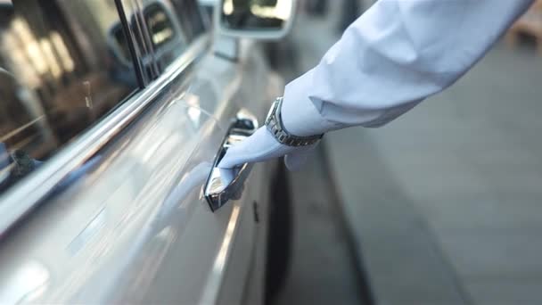 Людська рука відкриває двері автомобіля — стокове відео