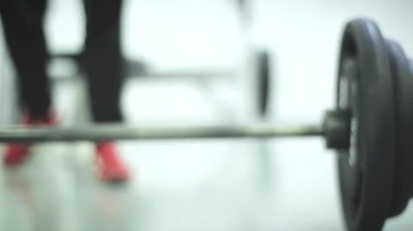 Kaslı adam içinde jimnastik salonu kaldırma