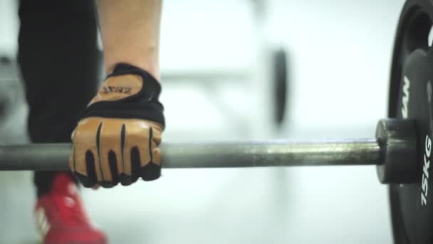 Muskulös Man lyft i Gym — Stockvideo