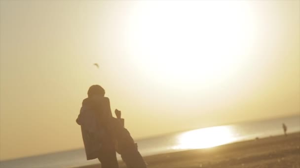 Verliebtes Paar auf dem Meer bei Sonnenuntergang — Stockvideo