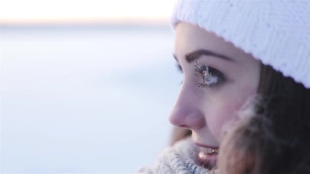 Портрет молодой улыбчивой девушки в холодную погоду — стоковое видео