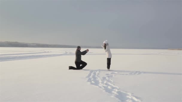 Guy doing the girl una proposta di matrimonio — Video Stock