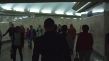İnsanlar tünelde aktarımı için