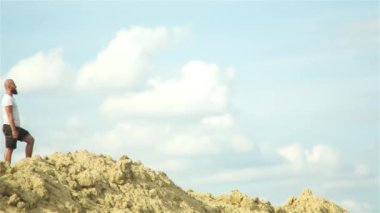 Bir tepenin üzerinde sakallı adam