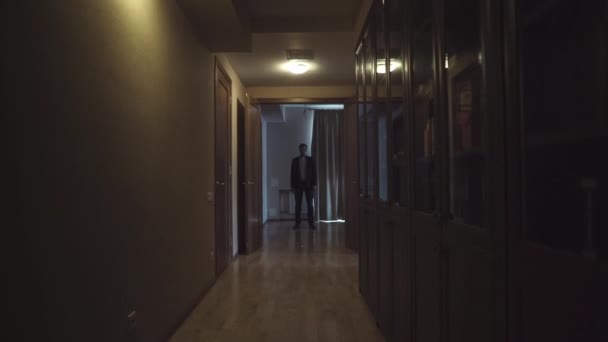 Hombre en un traje en un cuarto oscuro — Vídeo de stock ... Hombre en un traje en un cuarto oscuro — Vídeo de stock ...