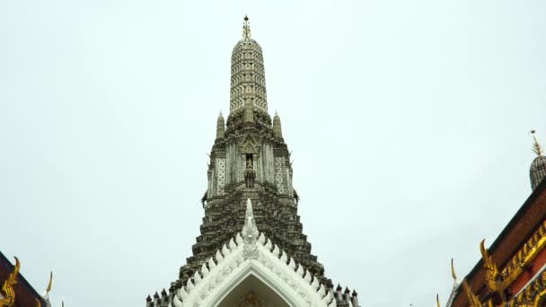 Turistas no templo oriental — Vídeo de Stock