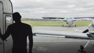 Genç adamın yanında küçük uçaklar