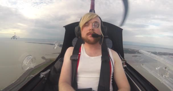 Hombre en pequeño girohelicóptero en vuelo — Vídeos de Stock