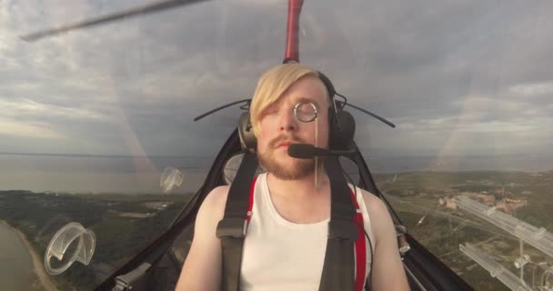 Homem na cabine do pequeno avião — Vídeo de Stock