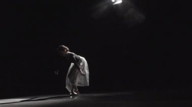 Çekici kız stüdyoda bale