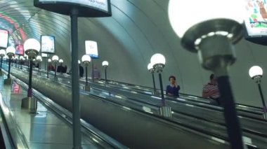 Metro istasyonunda yürüyen merdiven