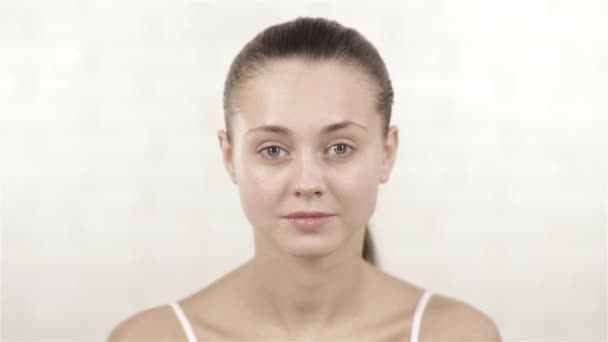 Femme essuie son visage avec une serviette — Video