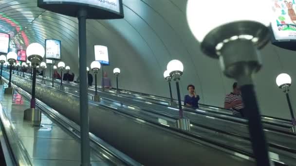 Schody ruchome w Underground Station — Wideo stockowe