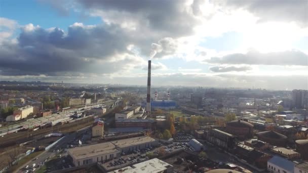 Vista aerea sulla centrale elettrica della città — Video Stock