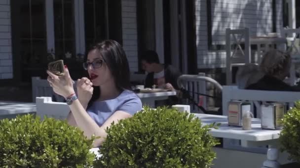 Mulher bonita em um café ao ar livre — Vídeo de Stock
