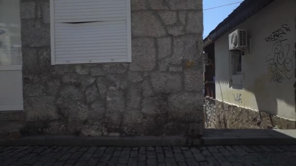 Petites maisons dans les rues étroites — Video