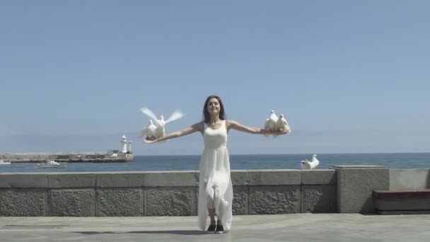 Счастливая женщина освобождает голубей — стоковое видео