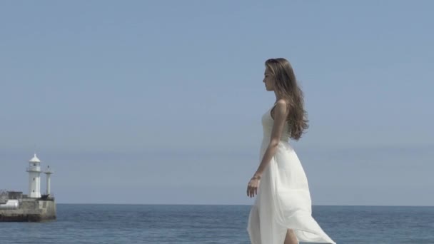 Γυναίκα στην φόρεμα περπάτημα για το ανάχωμα — Αρχείο Βίντεο