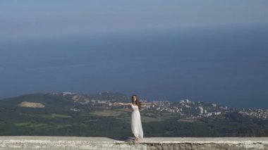 Genç kız yayılan eller