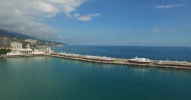 Demir atmış tekneleri olan iskele.