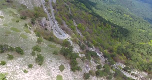 Paisaje con carretera de montaña — Vídeos de Stock