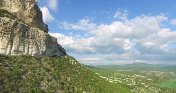 Piccolo villaggio alla base della montagna — Video Stock